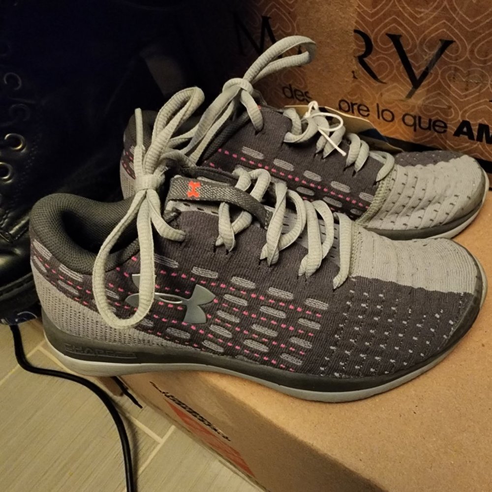 Collectors U.S.A. 3.5Y UNDER ARMOR CHARGED High Performance Shoe